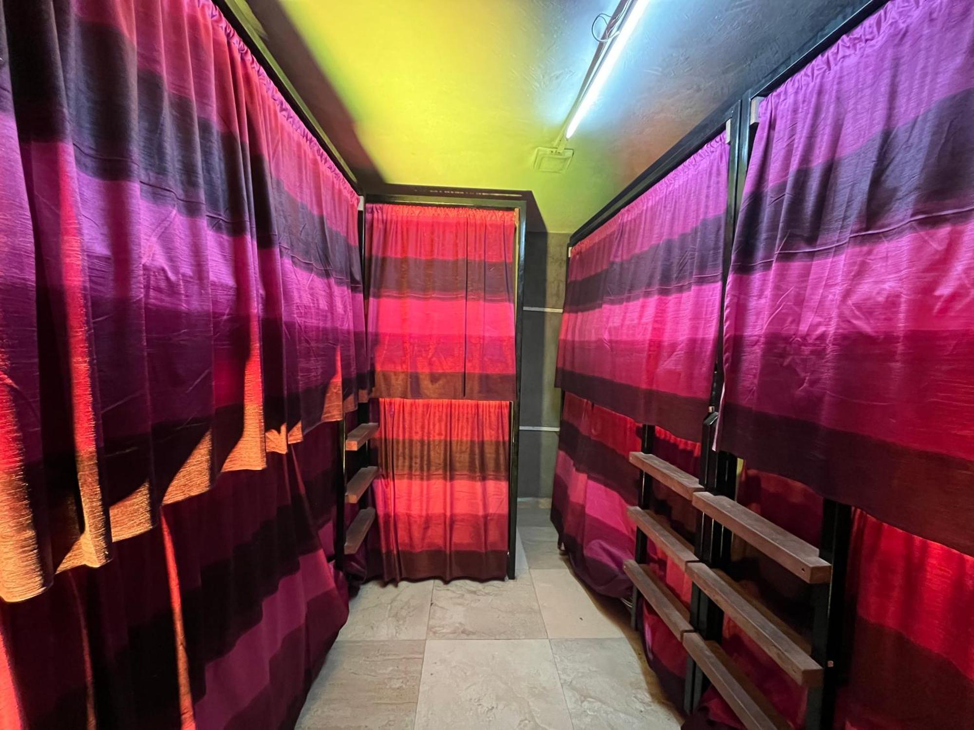 Madsquad Hostel Dorms & Rooms Varanasi Exterior foto